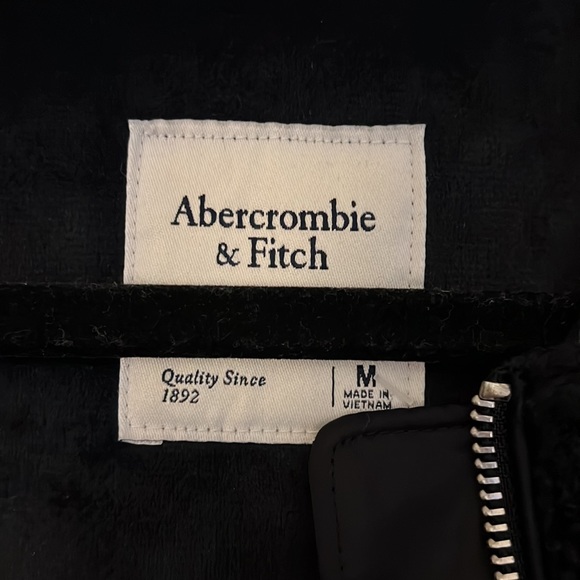 Abercrombie Women’s Sherpa Bomber - NWT (sold out online) - Picture 6 of 8